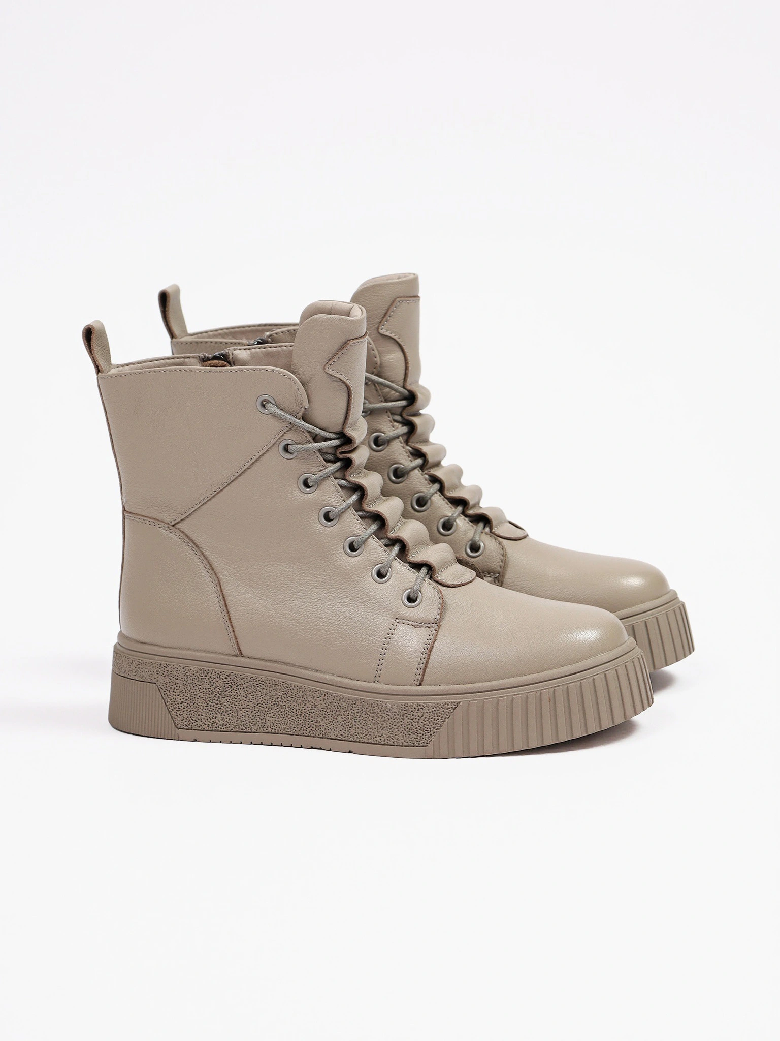 Ботинки бежевого цвета на средней платформе